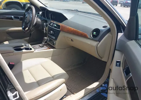 2013 Mercedes-Benz C 300 Luxury 4Matic/Sport 4Matic z USA, uszkodzony, nr VIN WDDGF8AB6DR295124